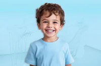 Strahlendes Kind ist glücklich über gesunde Zähne